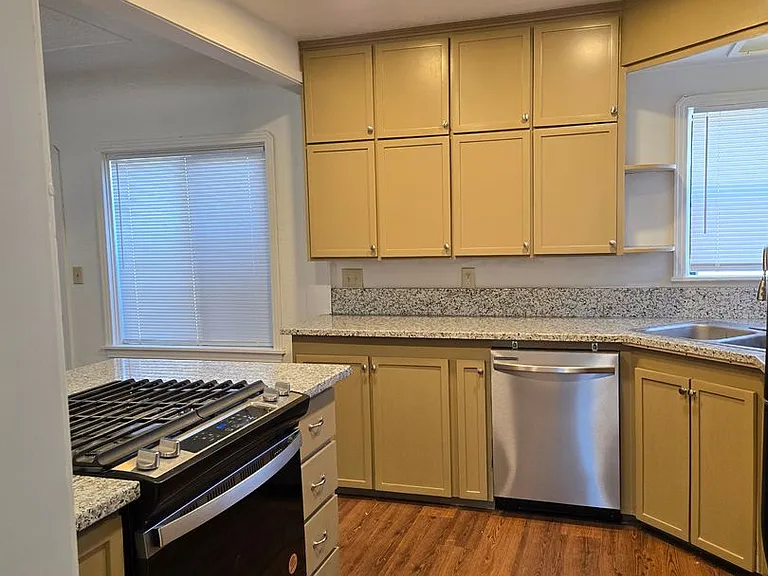 1201 E Marshall St — Photo 3