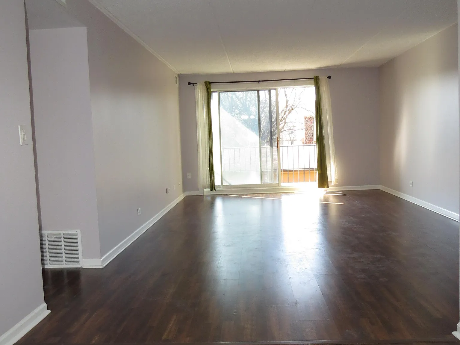 2 bed, 1.5 bath, 927 sqft, $1,800 — Photo 3