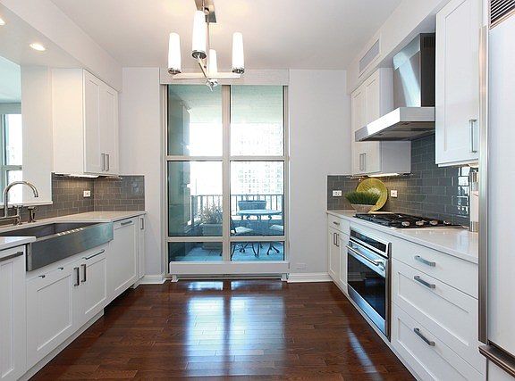 3rd image of 25 E Superior St APT 2806