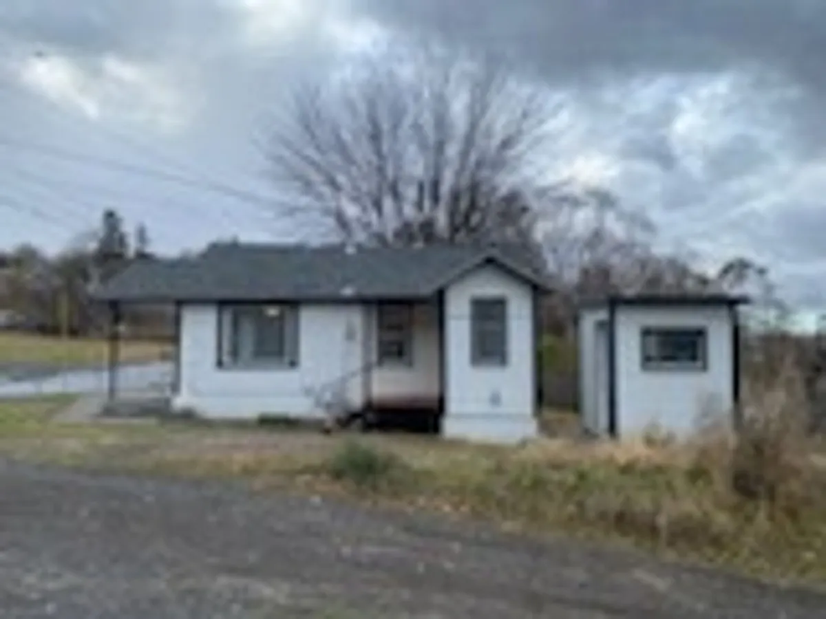 Building Photo - 301 SW Isaac Ave