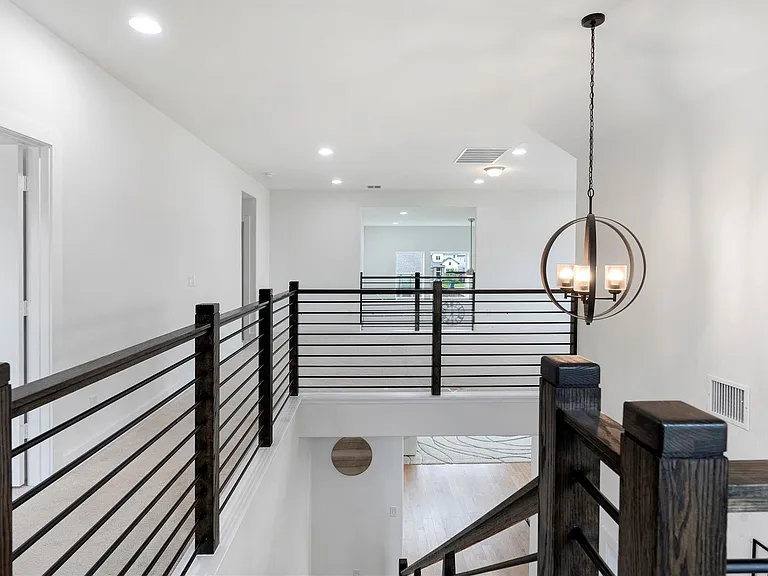 300 Hollister Dr — Photo 22
