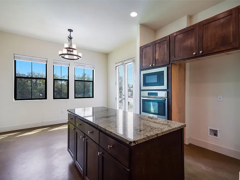 18400 Lakepoint Cv — Photo 10