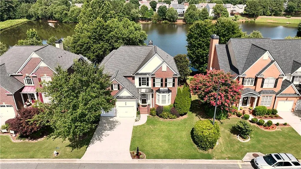 6 bed, 4.5 bath, 5177 sqft, $5,600 — Photo 2