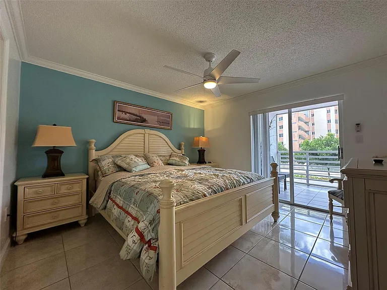 17801 N Bay Rd #212 — Photo 28