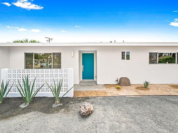 Low maintenance landscaped, beautiful mountain views from the living room - Palm Springs style