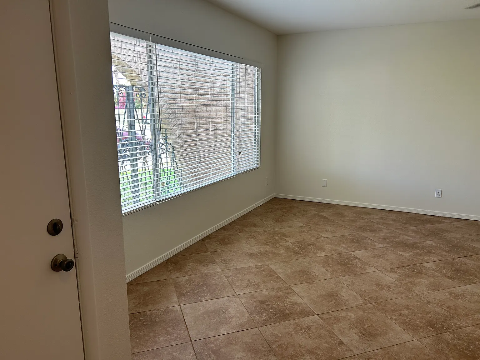 4 bed, 1746 sqft, $2,450 — Photo 2