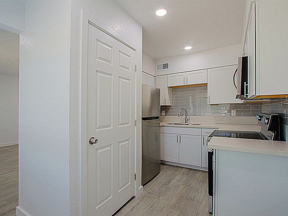 5th image of 3219 E Earll Dr APT 4