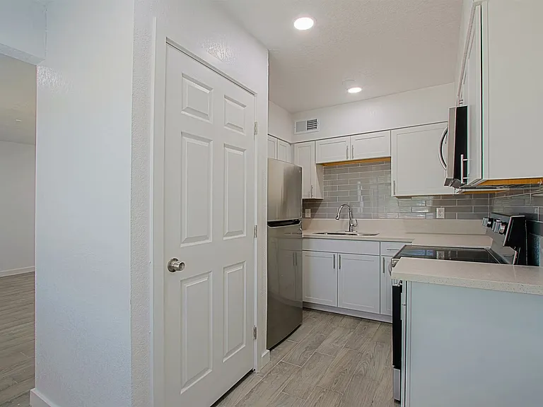 3219 E Earll Dr — Photo 1
