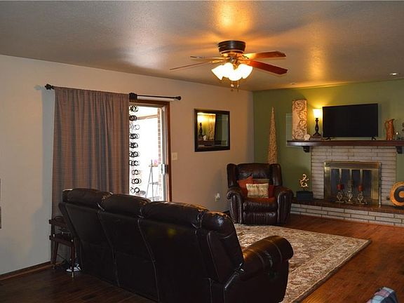 3rd image of 4728 Leslie Dr