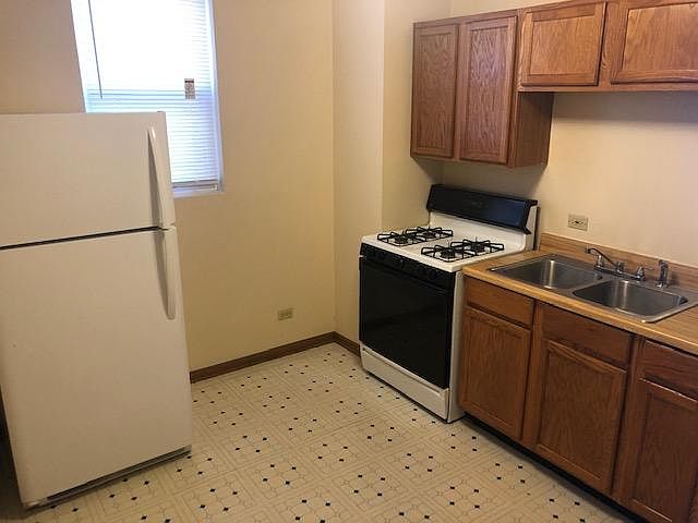 1st image of 926 W 35th Pl Rear 1