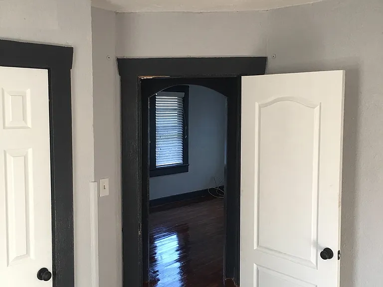 207 N Albany Ave — Photo 11