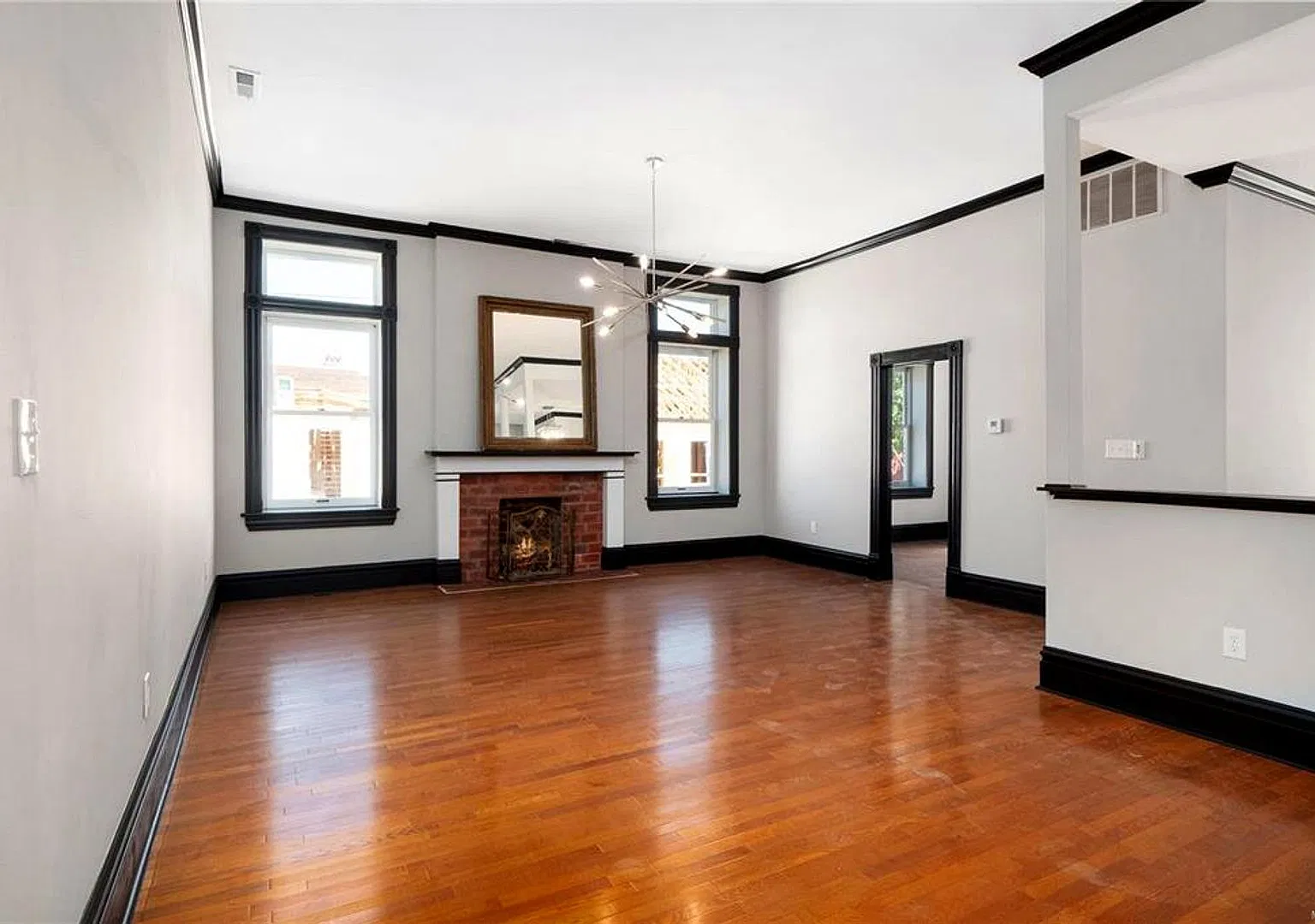Beautifully renovated 2 bedroom/ 1 bathroom apartment home in Benton Park — Photo 3
