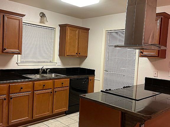 5th image of 107 Whipple Ave