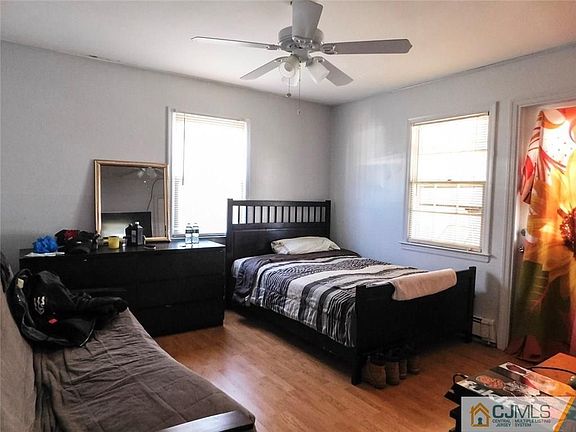 5th image of 27 Hillcrest Ave