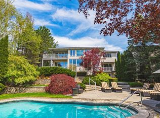 2 Anslow Ct, Hamilton, ON L9H6Z2
