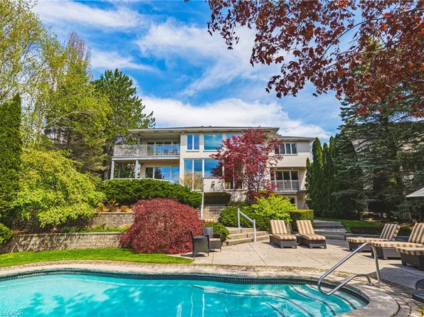 2 Anslow Ct, Hamilton, ON L9H 6Z2