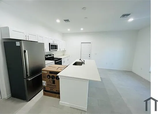1114 Cellini St E — Photo 7