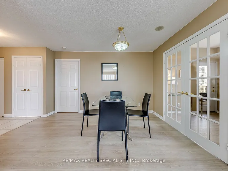 25 Kingsbridge Garden Cir W #924 — Photo 24