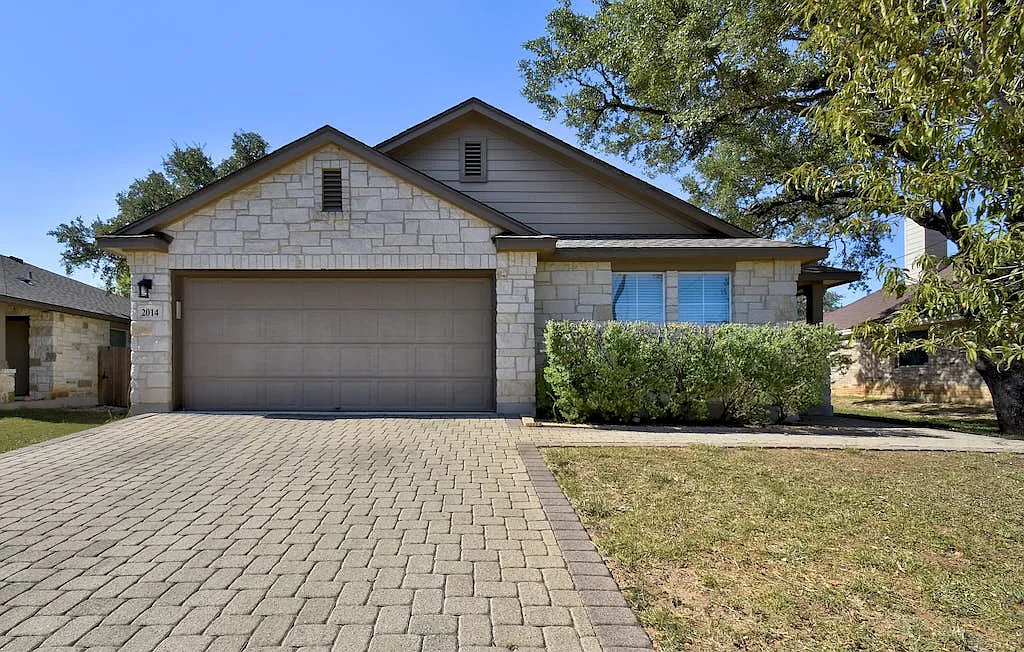 3 bed, 1361 sqft, $2,000 — Photo 3
