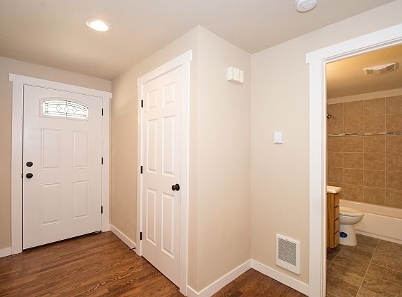 3rd image of 1012 Leschi Pl
