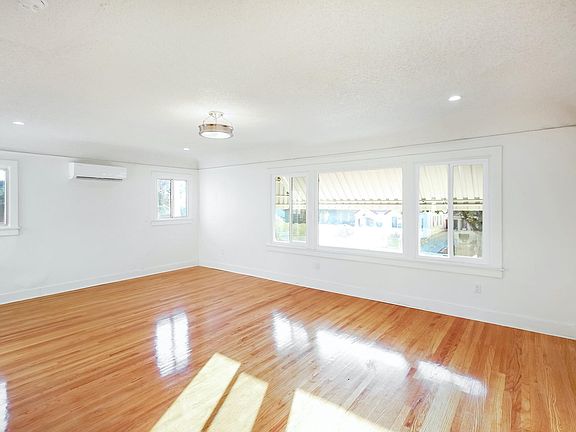 4th image of 7422 Dalton Ave