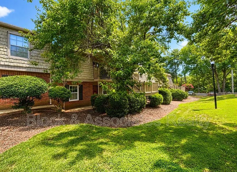 2 bed, 1.0 bath, $1,195 — Photo 3