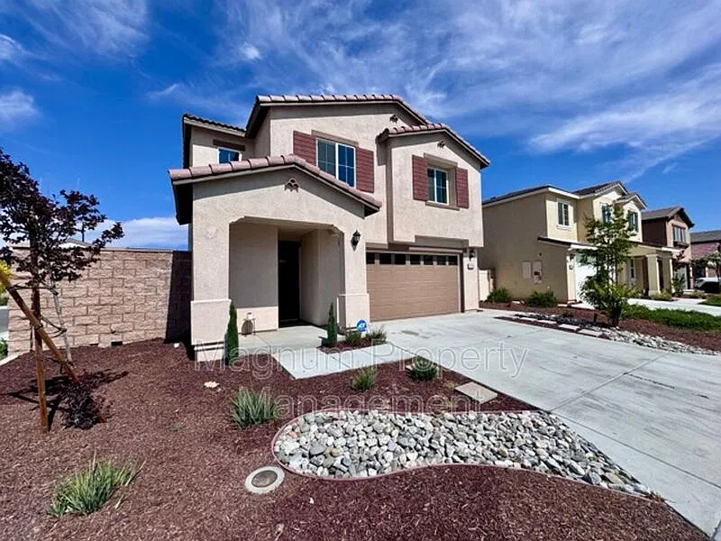 4 bed, 2.5 bath, 1835 sqft, $3,200 — Photo 3