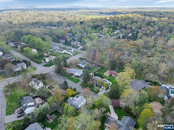 5th image of 2 Webb Ct