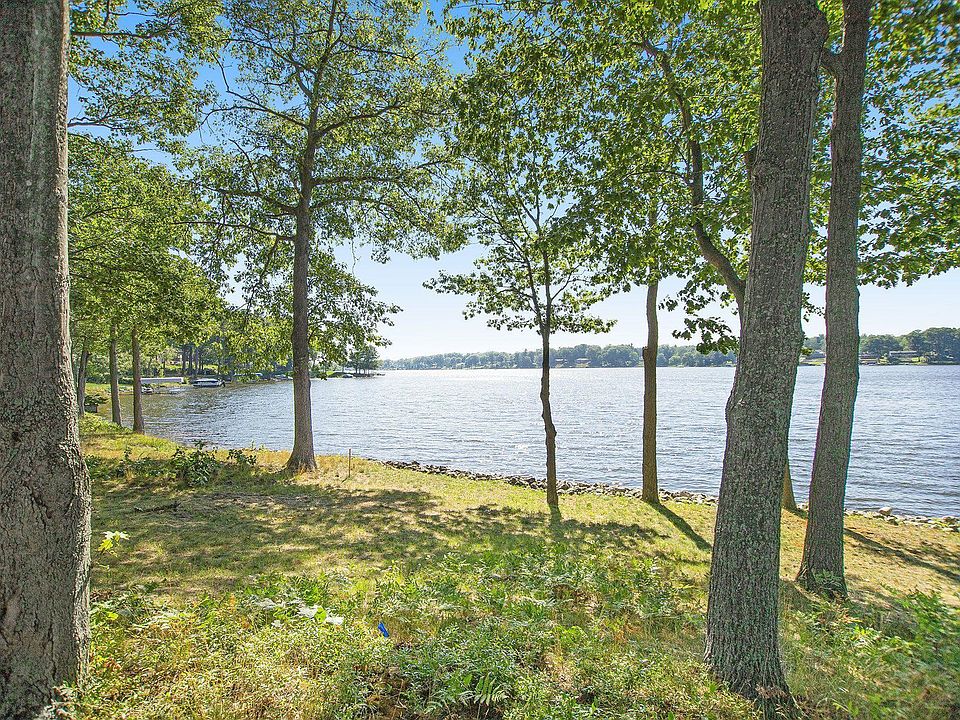1st image of 734 Lake Dr