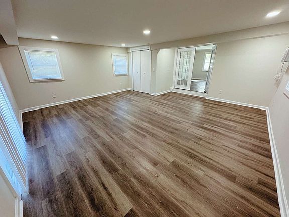 3rd image of 1016 Waterside Dr SE