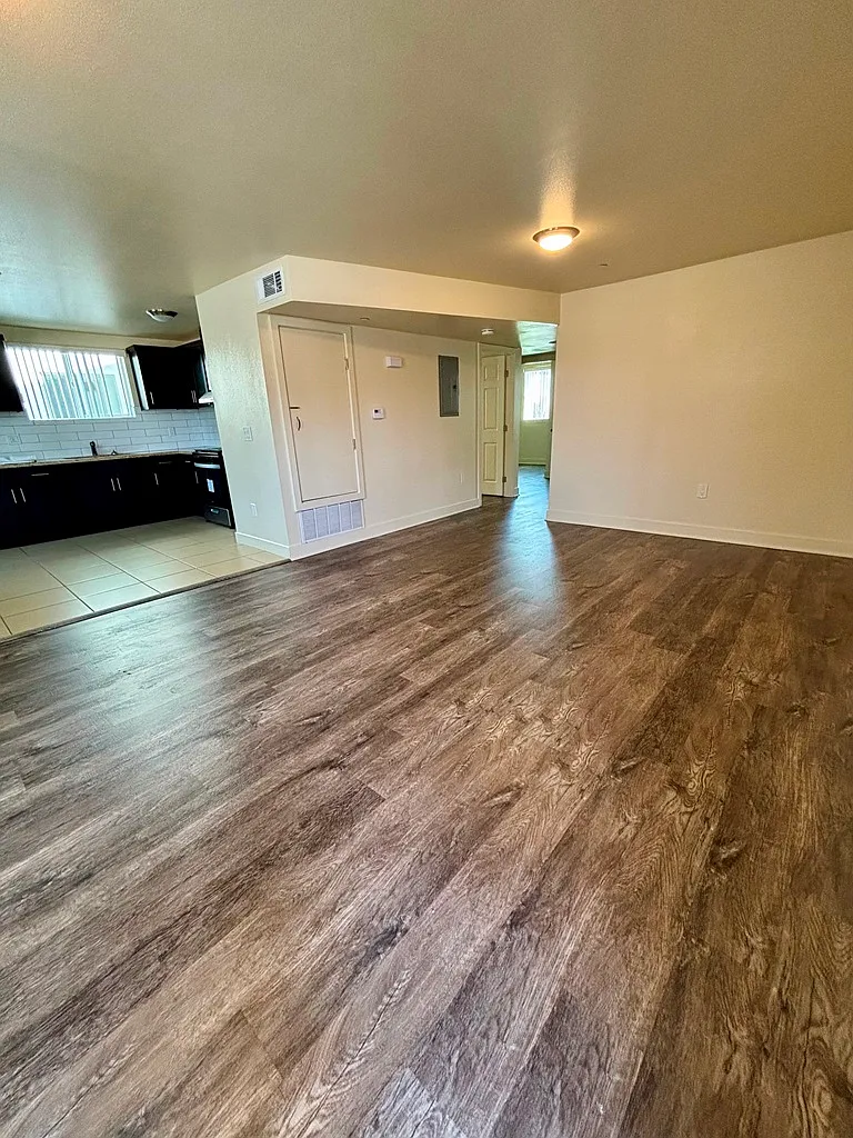 3 bed, 1061 sqft, $3,350 — Photo 2