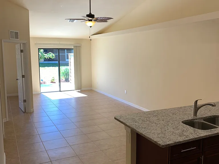 3827 SW 8th Ct — Photo 5