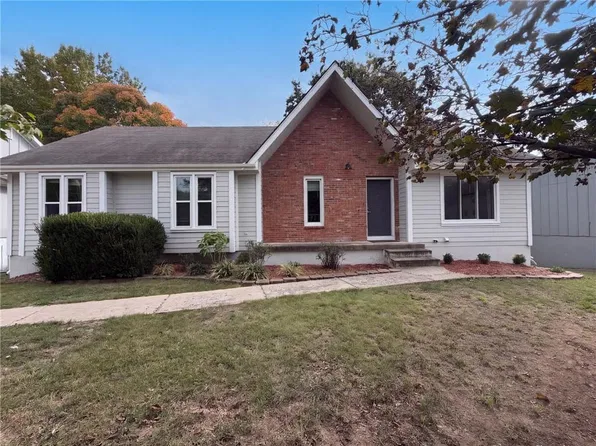 1204 NW Timber Oak Dr, Blue Springs, MO 64015
