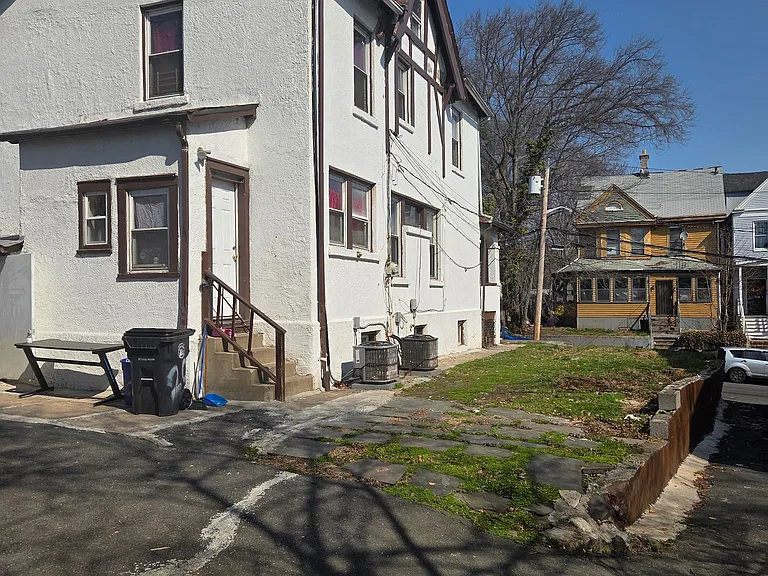 20-22 Rockland Ter — Photo 17