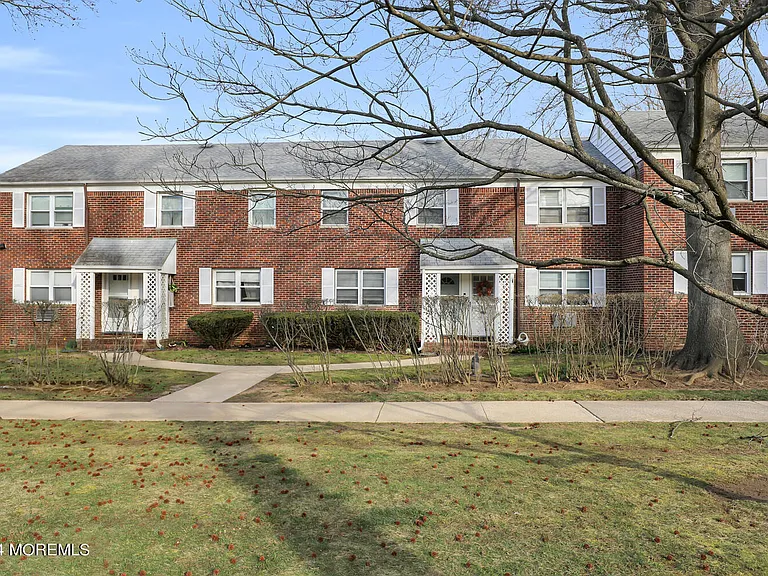 155 Manor Dr — Photo 17