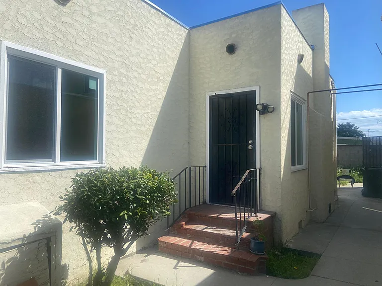 215 N Holly Ave — Photo 2