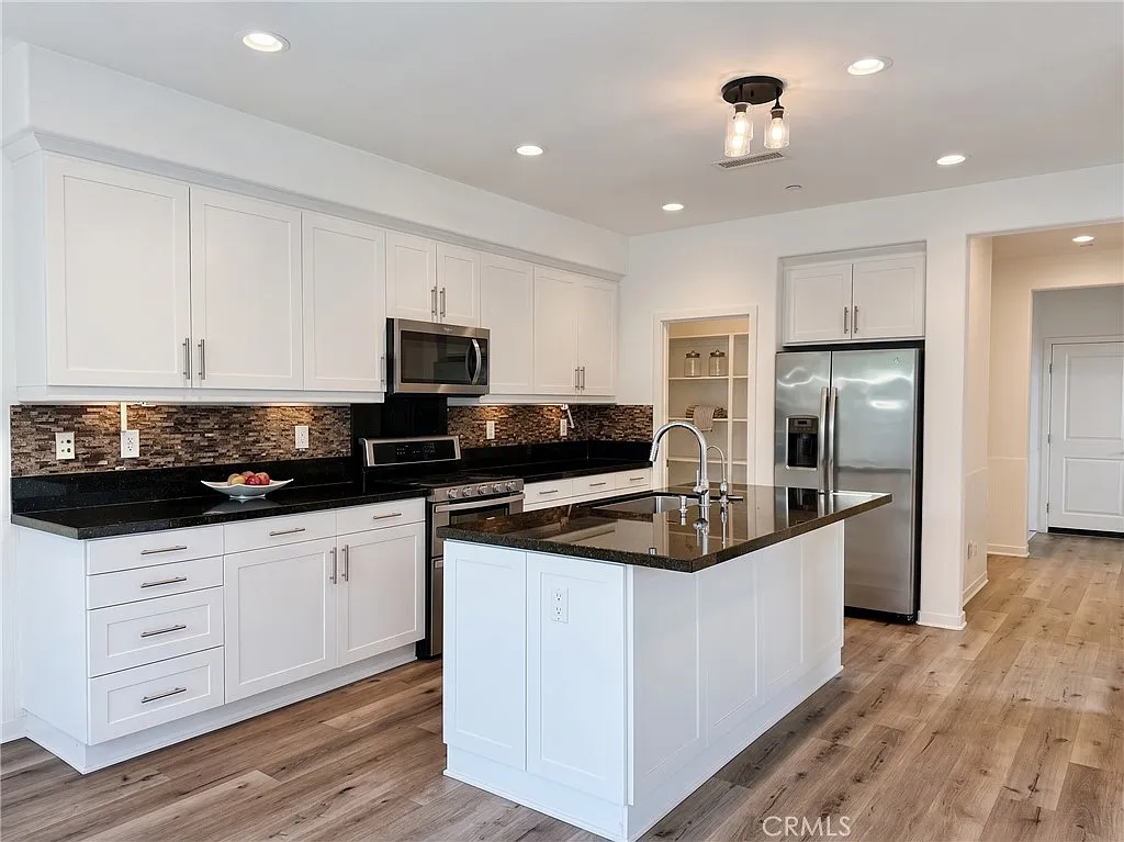 4 bed, 2021 sqft, $5,250 — Photo 2