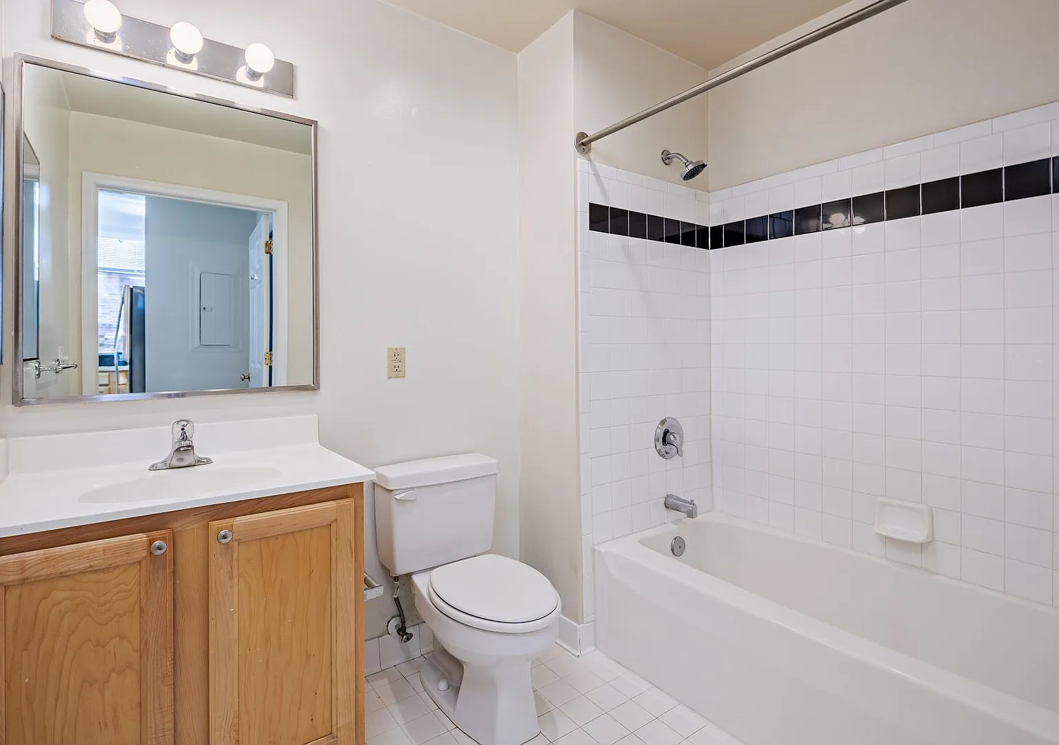 2 Bed/2 Bath 341 N Charels St — Photo 4