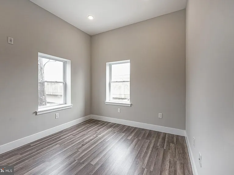 1072 N Front St #A — Photo 6