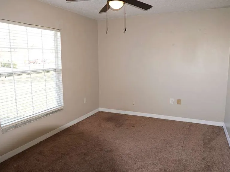 3175 Victoria Dr — Photo 9