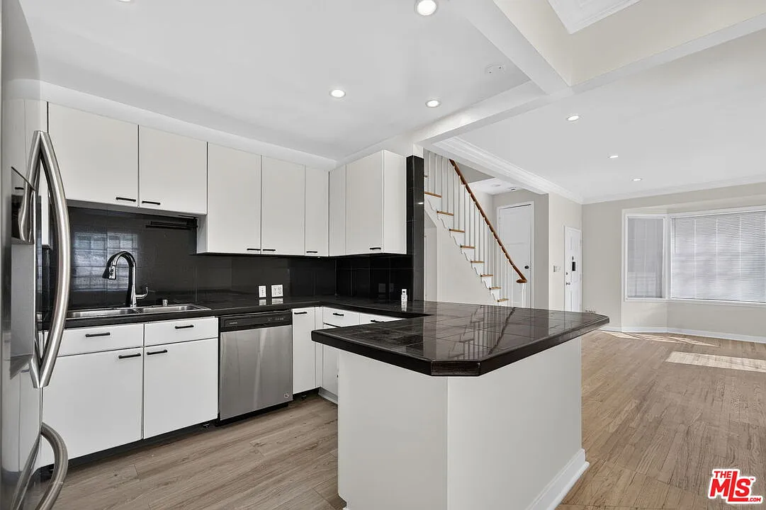 2 bed, 1.5 bath, 1100 sqft, $4,215 — Photo 2