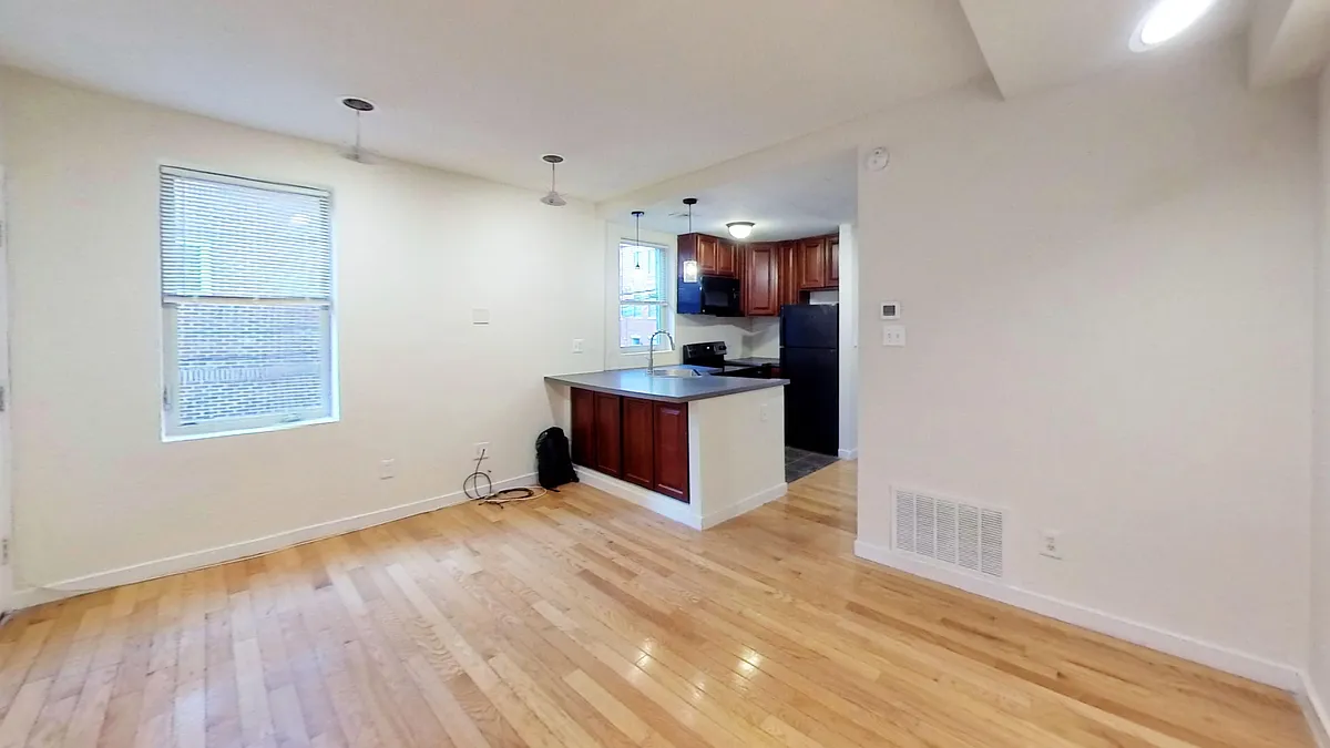 Building Photo - 1520 Bainbridge St #B