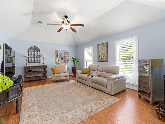 4th image of 222 Laura Ln