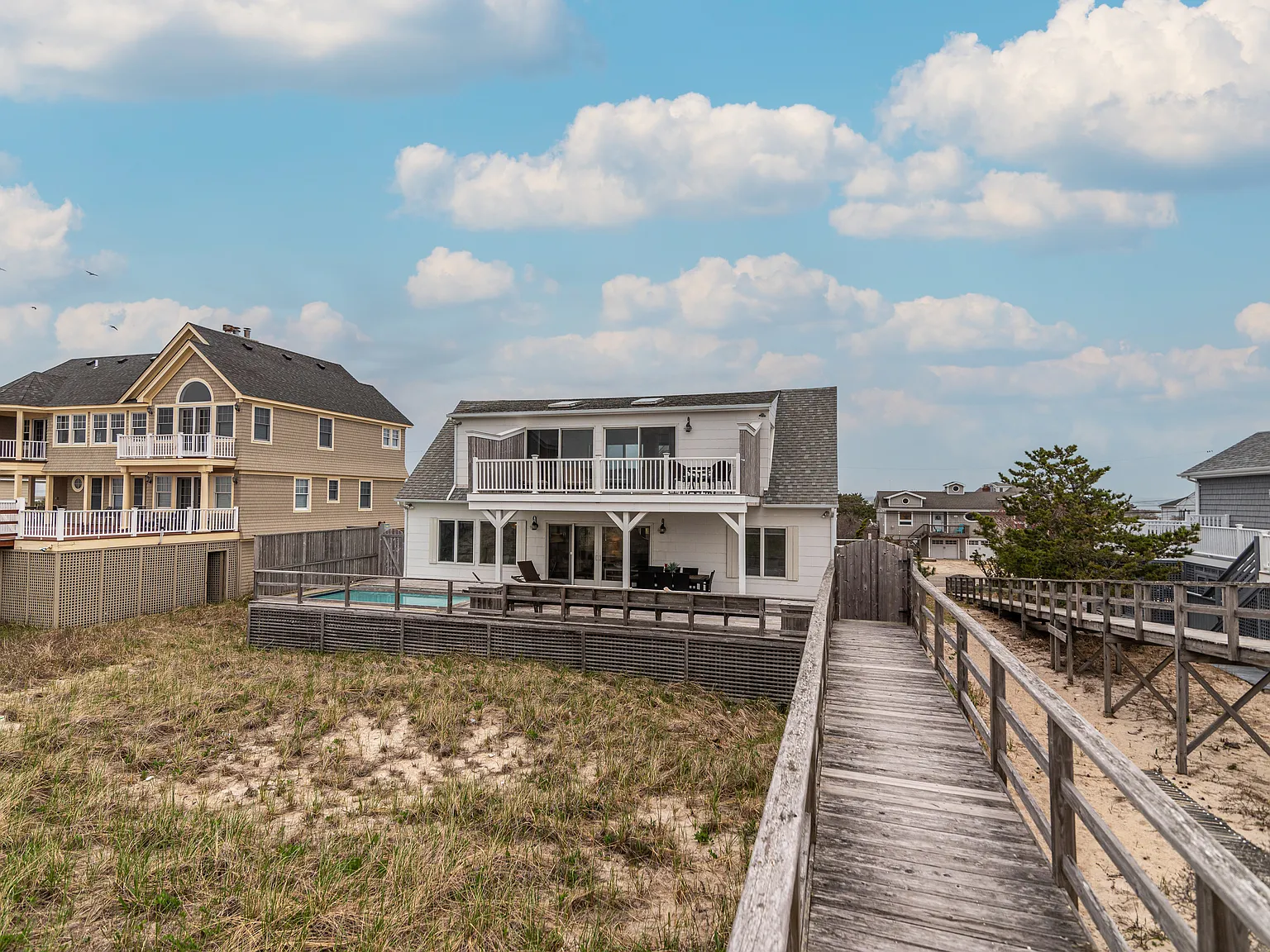 Westhampton Dunes Oceanfront Summer Rental — Photo 1
