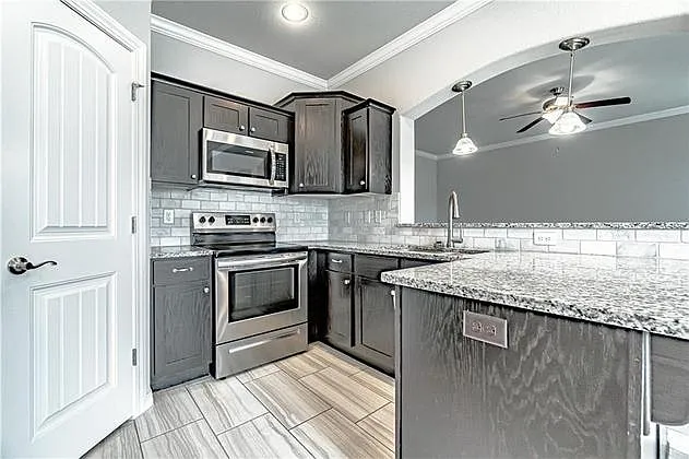 950 Silverthorn Dr — Photo 7