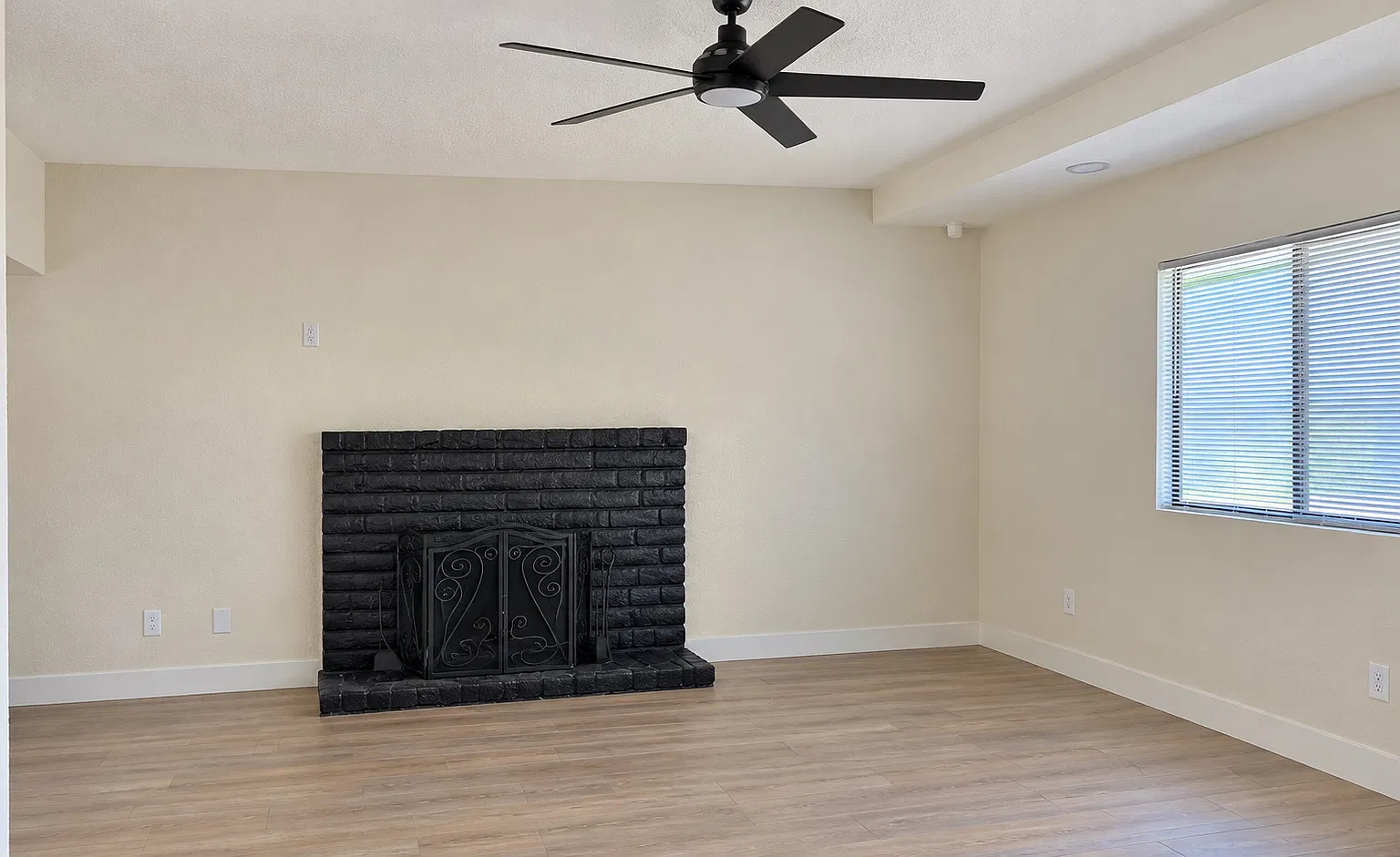 4 bed, 1242 sqft, $3,300 — Photo 2