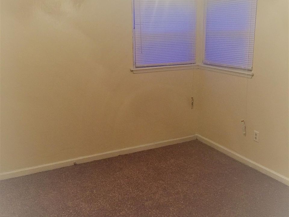 2nd image of 704 Ross Ave