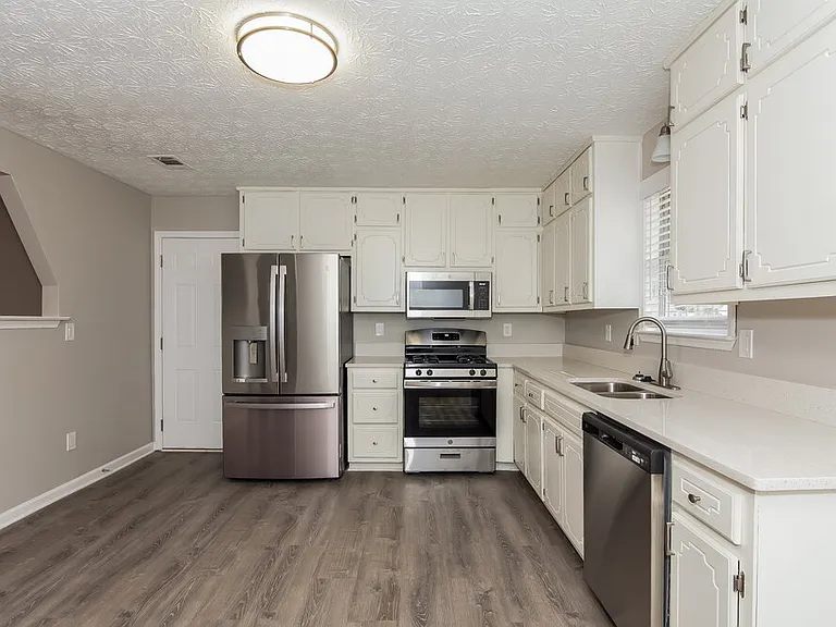 915 Walnut Creek Ln — Photo 6