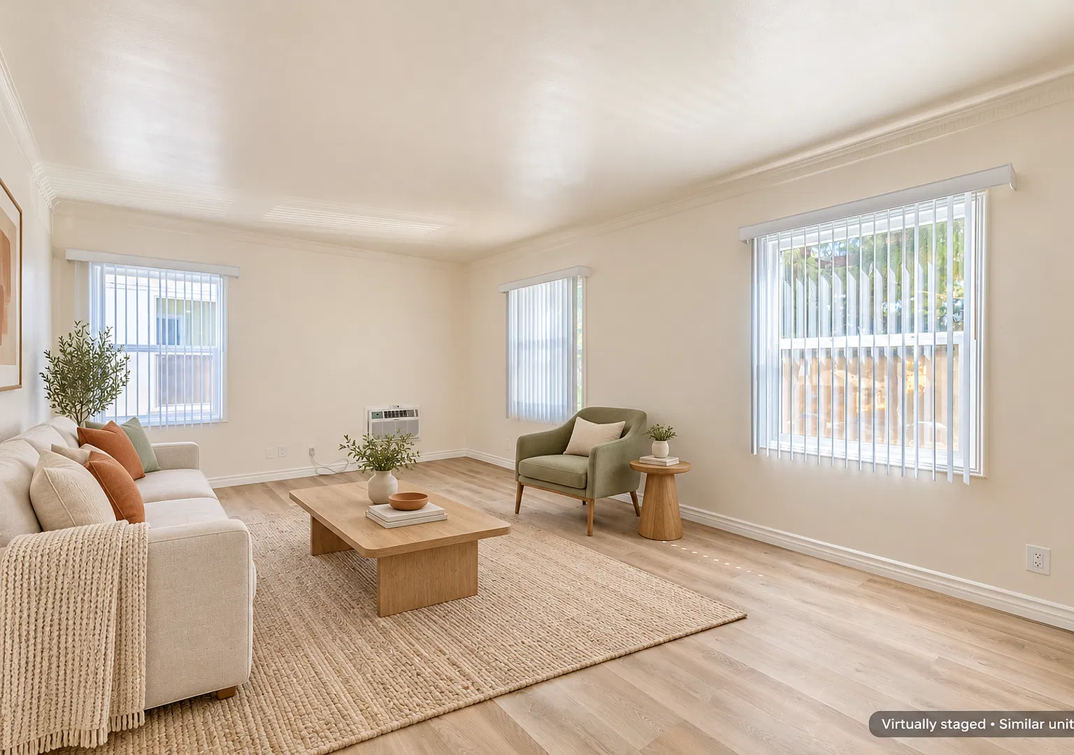 1B/1B w/ Bright Living Space, Stove, & Refrigerator — Photo 1