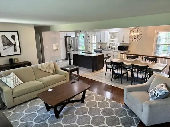 8600 Perry Rd, Lyndon, KY 40222